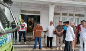 Ketua DPRD Kota Gorontalo, Irwan Hunawa bersa Wali Kota Gorontalo menyaksikan pelepasan penambahan armada pengakut sampah dikota gorontalo. Foto: Simpulindo