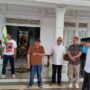 Ketua DPRD Kota Gorontalo, Irwan Hunawa bersa Wali Kota Gorontalo menyaksikan pelepasan penambahan armada pengakut sampah dikota gorontalo. Foto: Simpulindo