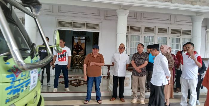 Ketua DPRD Kota Gorontalo, Irwan Hunawa bersa Wali Kota Gorontalo menyaksikan pelepasan penambahan armada pengakut sampah dikota gorontalo. Foto: Simpulindo