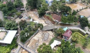 kerusakan jembatan dikecamatan Cisarua akibat banjir. Foto: FWI