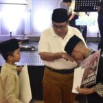 Wali Kota Gorontalo saat menyerahkan hadia. Foto: Humas Kota Gorontalo
