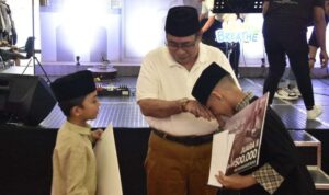 Wali Kota Gorontalo saat menyerahkan hadia. Foto: Humas Kota Gorontalo