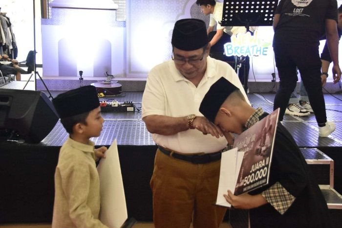 Wali Kota Gorontalo saat menyerahkan hadia. Foto: Humas Kota Gorontalo
