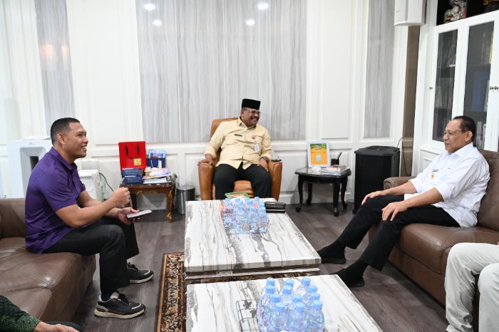 Gubernur Gorontalo Gusnar Ismail, melakukan asaat bertemu Direktur Jenderal Bina Administrasi Kewilayahan Kemendagri, Safrizal ZA.