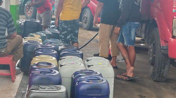 antrian pengisian solar di salah satu SPBU yang ada di Boalemo