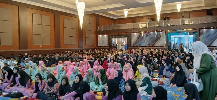 kurang lebih 400 anak-anak panti asuhan mengikuti kegiatan buka bersama dengan yayasan 89 smansa gorontalo, di azle convention centre. Foto: Simpulindo