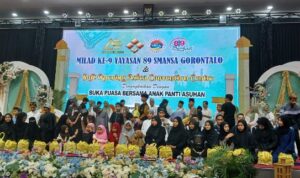 Pengurus Yayasan 89 Smansa Gorontalo saat menyantuni anak panti asuhan. Foto: simpulindo