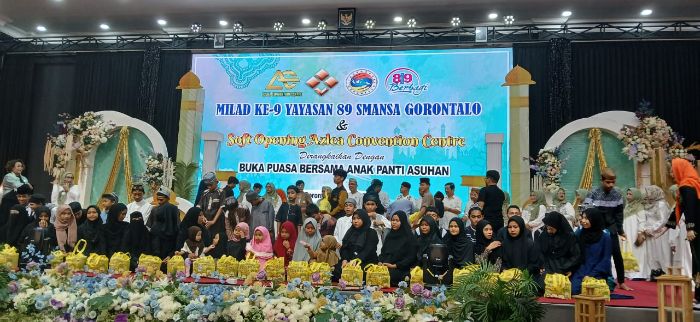 Pengurus Yayasan 89 Smansa Gorontalo saat menyantuni anak panti asuhan. Foto: simpulindo