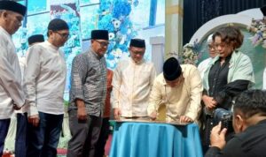 Walikota Gorontalo, Adham Dambea saat menandatangani batu prasti Azlea Convention Centre dengan disaksikan oleh ketua DPRD Kota Gorontalo, dan juga pemilik Azlea. Foto Simpulindo