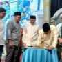 Walikota Gorontalo, Adham Dambea saat menandatangani batu prasti Azlea Convention Centre dengan disaksikan oleh ketua DPRD Kota Gorontalo, dan juga pemilik Azlea. Foto Simpulindo