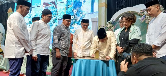 Walikota Gorontalo, Adham Dambea saat menandatangani batu prasti Azlea Convention Centre dengan disaksikan oleh ketua DPRD Kota Gorontalo, dan juga pemilik Azlea. Foto Simpulindo