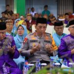 Kapolda Gorontalo, Irjen Pol. R. Eko Wahyu Prasetyo, bersama Bupati Kab. Gorontalo, Sofyan Puhi pada acara Du'a Lo Ulipu. Foto: Dok. Istimewa