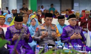 Kapolda Gorontalo, Irjen Pol. R. Eko Wahyu Prasetyo, bersama Bupati Kab. Gorontalo, Sofyan Puhi pada acara Du'a Lo Ulipu. Foto: Dok. Istimewa
