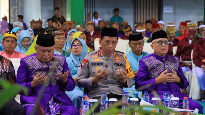 Kapolda Gorontalo, Irjen Pol. R. Eko Wahyu Prasetyo, bersama Bupati Kab. Gorontalo, Sofyan Puhi pada acara Du'a Lo Ulipu. Foto: Dok. Istimewa