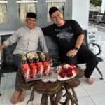 Anggota DPRD Kota Gorontalo, Alwi Podungge dan Fadli vokalis band Padi Reborn saat mendiskusikan masadepan musik gorontalo. Foto: Dok. Istimewa