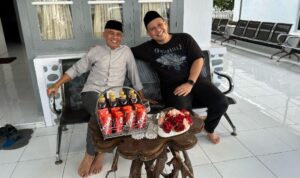 Anggota DPRD Kota Gorontalo, Alwi Podungge dan Fadli vokalis band Padi Reborn saat mendiskusikan masadepan musik gorontalo. Foto: Dok. Istimewa