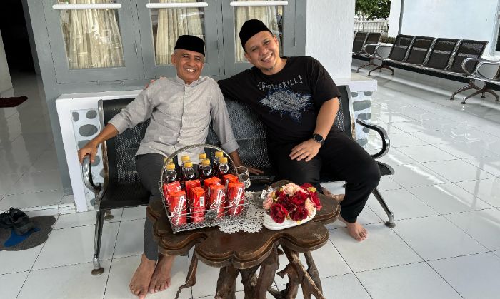 Anggota DPRD Kota Gorontalo, Alwi Podungge dan Fadli vokalis band Padi Reborn saat mendiskusikan masadepan musik gorontalo. Foto: Dok. Istimewa