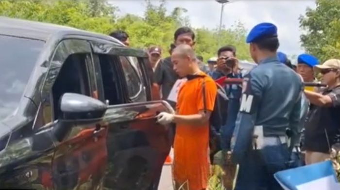 Tersangka Jumran, Oknum TNI AL saat melakukan proses rekontruksi kasus pembunuhan terhadap Jurnalis Juwita.