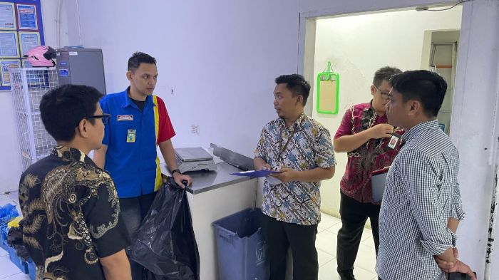 Polda Gorontalo dan BPOM melakukan pengecekan produk makanan yang mengandung B2. Foto: Humas Polda Gorontalo