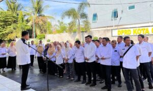 Sekretaris DPRD Kota Gorontalo, Nurahman Rais Monorfa, memulai hari pertama kerja pasca-libur Lebaran dengan memimpin apel perdana internal di lingkungan Sekretariat DPRD. Foto: Dok. Istimewa