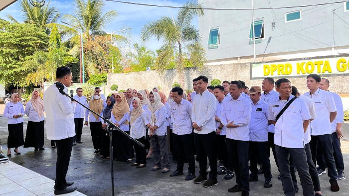 Sekretaris DPRD Kota Gorontalo, Nurahman Rais Monorfa, memulai hari pertama kerja pasca-libur Lebaran dengan memimpin apel perdana internal di lingkungan Sekretariat DPRD. Foto: Dok. Istimewa