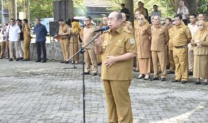 Wali Kota Gorontalo, Adhan Dambea.