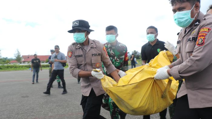 Proses evakuasi korban KKB Papua. Foto: Dok. Istimewa