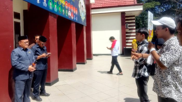 Aliansi masyarakat melawan saat melakukan aksi demonstrasi di Gedung DPRD Kab. Pohuwato. Foto: simpulindo