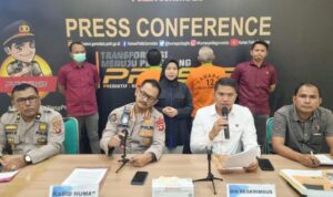 Ditreskrimsus saat melaksanakan konferensi pers kasus korupsi jalan nani wartabone. Foto: Humas Polda Gorontalo