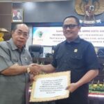 Ketua DPRD Kota Gorontalo, Irwan Hunawa dan Wali Kota Gorontalo, Adhan Dambea. Foto: simpulindo