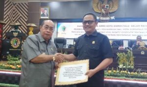 Ketua DPRD Kota Gorontalo, Irwan Hunawa dan Wali Kota Gorontalo, Adhan Dambea. Foto: simpulindo
