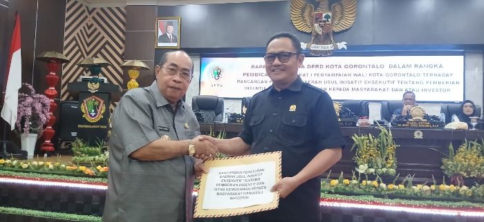 Ketua DPRD Kota Gorontalo, Irwan Hunawa dan Wali Kota Gorontalo, Adhan Dambea. Foto: simpulindo