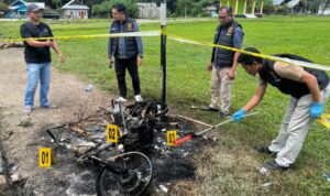 Kondisi motor penjual eskrim keliling yang di bakar preman. foto : Humas Polres