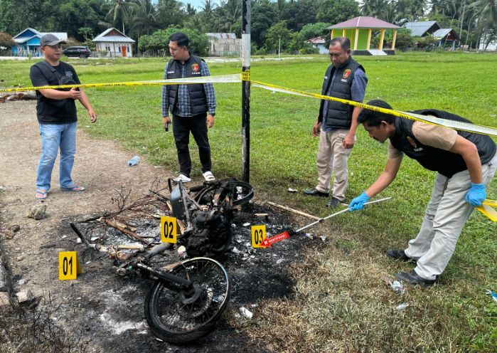 Kondisi motor penjual eskrim keliling yang di bakar preman. foto : Humas Polres