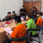 Tersangka penyalagunaan minyak kita diserahkan ke Kejari Boalemo. Foto: Istimewa