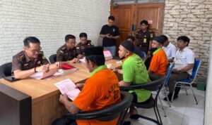 Tersangka penyalagunaan minyak kita diserahkan ke Kejari Boalemo. Foto: Istimewa
