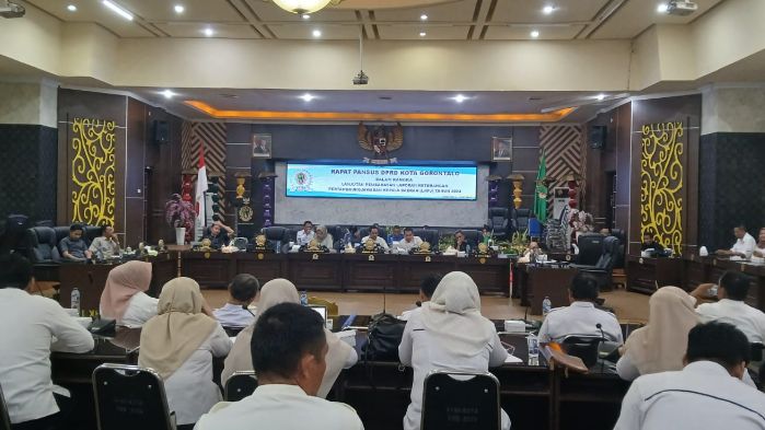 Rapat pansus DPRD Kota Gorontalo dalam rangka lanjutan pembahasan LKPJ Wali Kota tahun 2024. Foto: Simpulindo
