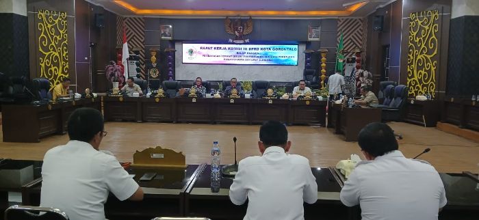 Rapat kerja komisi III DPRD Kota Gorontalo bersama pemerintah kota Gorontalo. Foto: simpulindo