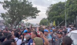 Aksi unjuk rasa mahasiswa di depan kantor Polda Gorontalo
