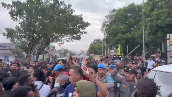 Aksi unjuk rasa mahasiswa di depan kantor Polda Gorontalo