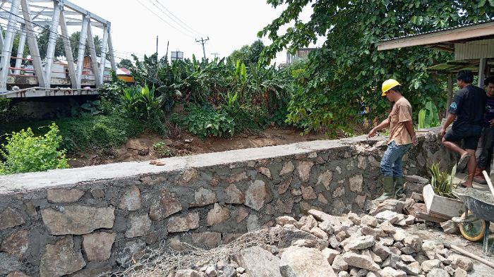 Perbaikan tanggul sungai Popayato oleh PT Biomasa Jaya Abadi. Foto: Istimewa