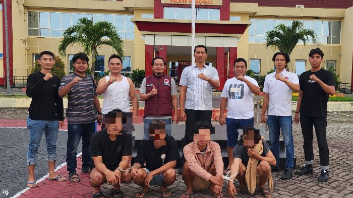Para pelaku pengedar narkoba di gorontalo (Jongkok). Foto: Humas Polres Gorontalo Kota