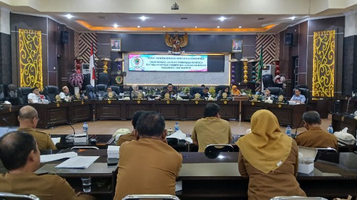 Pansus DPRD Kota Gorontalo saat melaksanakan rapat lanjutan pembahasan Ranperda Insetif. Foto: simpulindo