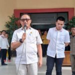 Ketua DPRD saat menerima masa aksi. foto: simpulindo
