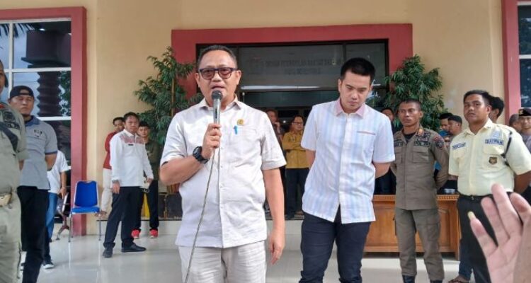 Ketua DPRD saat menerima masa aksi. foto: simpulindo