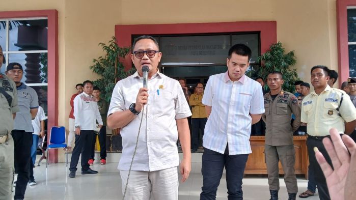 Ketua DPRD saat menerima masa aksi. foto: simpulindo