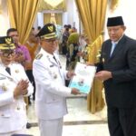 Bupati Gorontalo utara saat menyerahkan dokumen usulan pembentukan satgas pengawasan laut. Foto: simpul indo