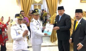 Bupati Gorontalo utara saat menyerahkan dokumen usulan pembentukan satgas pengawasan laut. Foto: simpul indo