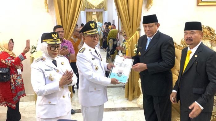 Bupati Gorontalo utara saat menyerahkan dokumen usulan pembentukan satgas pengawasan laut. Foto: simpul indo
