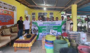 Perusahaan Biomassa Grup, yang terdiri atas PT Inti Global Laksana (IGL), PT Bayan Tumbuh Lestari (BTL), dan PT Biomassa Jaya Abadi (BJA) saat menyalurkan bantuan untuk korban bencana banjir. Foto: simpulindo